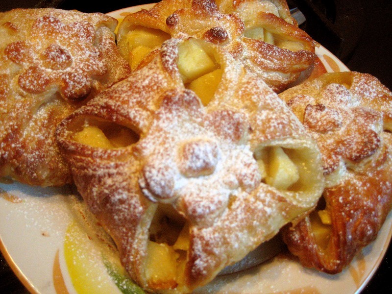 Пирожок слоеный с яблоком (конвертик)