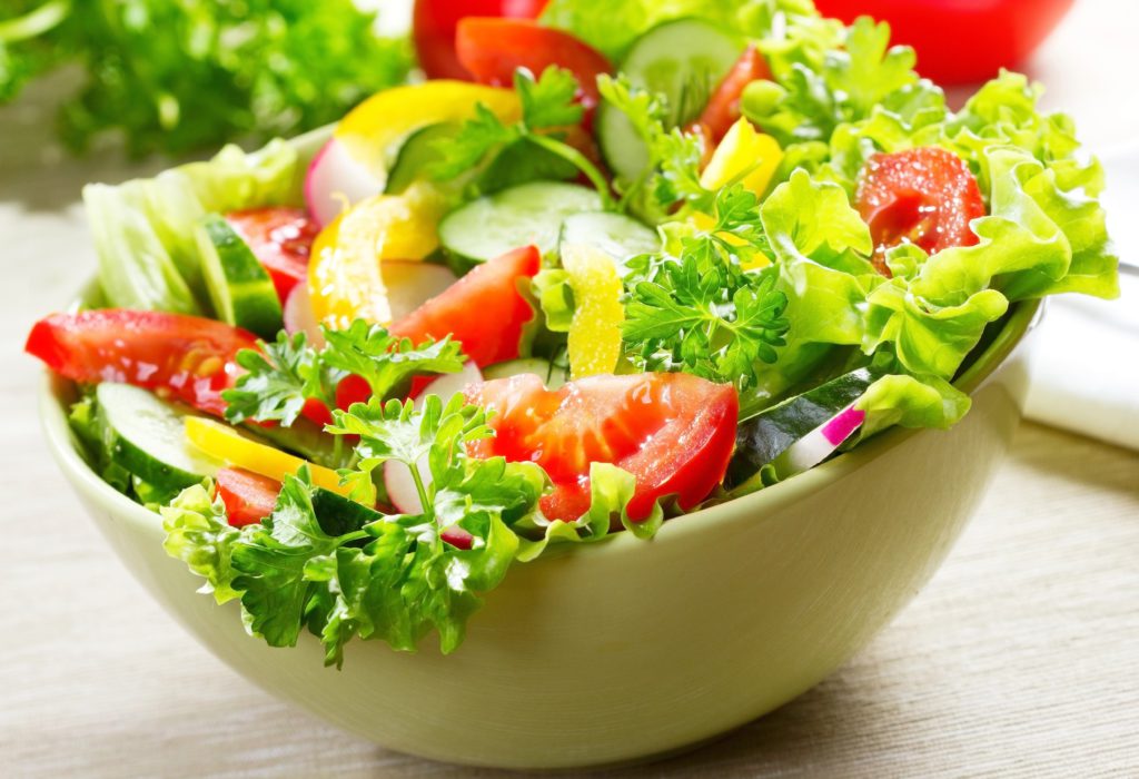 Салат «Радуга» из свежих овощей