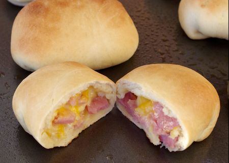 Пирожки банкетные дрожжевые с картофелем, ветчиной и сыром 