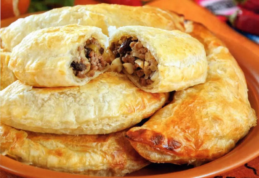 Пирожок слоеный с мясом 