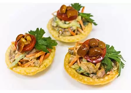 Тарталетки с салатом из  отварного языка и грибов (майонез)