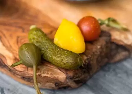 Мини-шашлычки из маринованных овощей (корнишон, помидорка черри, грибочек)
